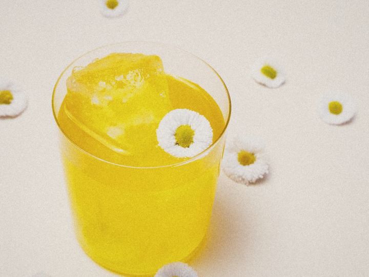 Golden spritz with daisies
