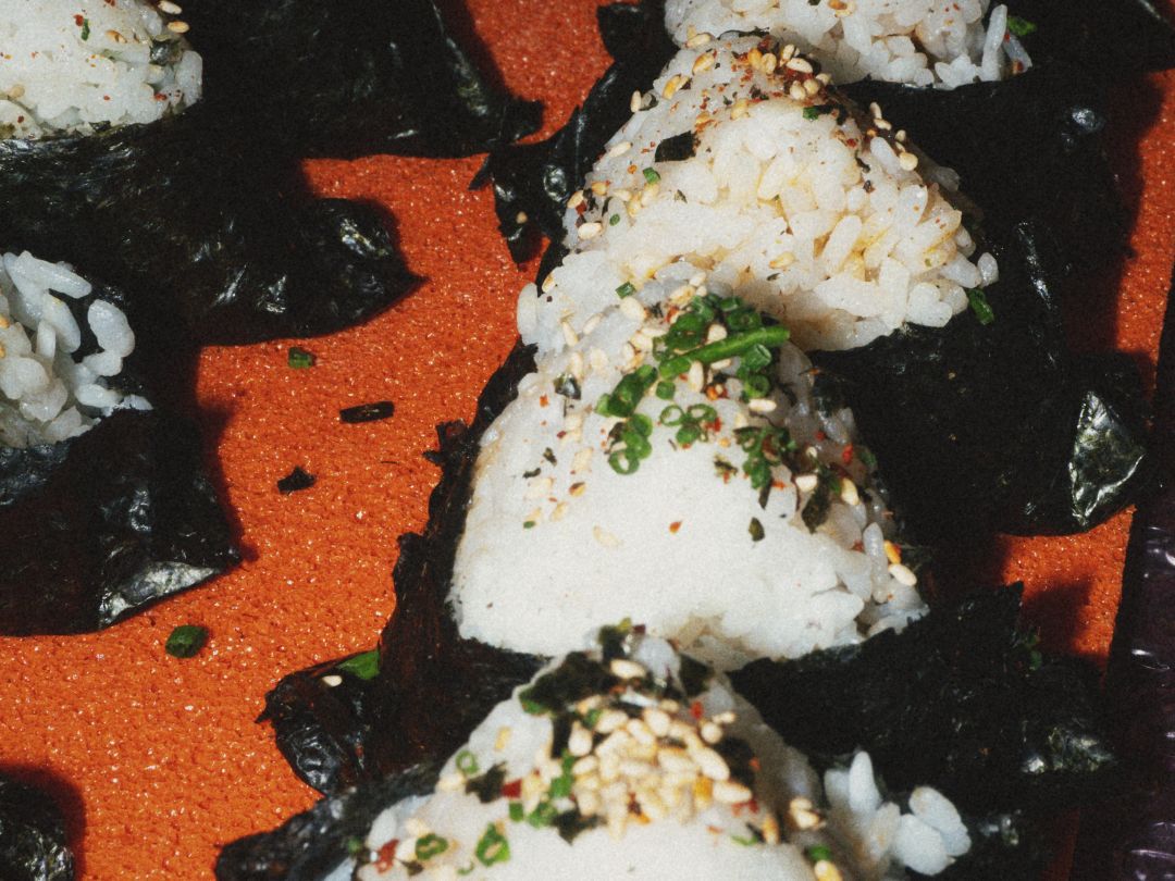 Onigiri with sesame and chives